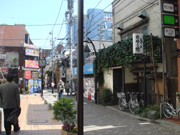 旧吉祥寺近鉄裏 今は淀橋カメラ吉祥寺店になっています。正面は呼び込みの人か? 吉祥寺の写真・その1